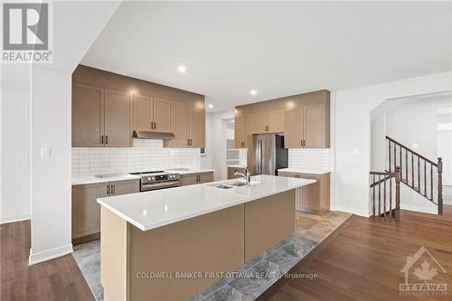 813 Crossgate Street, Ottawa, ON - Indoor Photo Showing Kitchen With Upgraded Kitchen