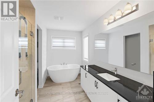 813 Crossgate Street, Ottawa, ON - Indoor Photo Showing Bathroom