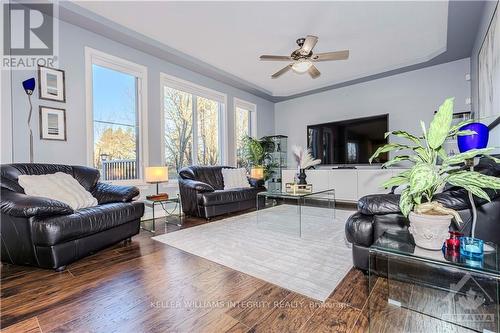 72 Kenins Crescent, Ottawa, ON - Indoor Photo Showing Living Room