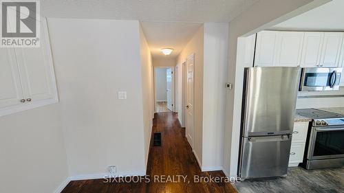 Main - 219 Walnut Crescent, Barrie, ON - Indoor Photo Showing Kitchen