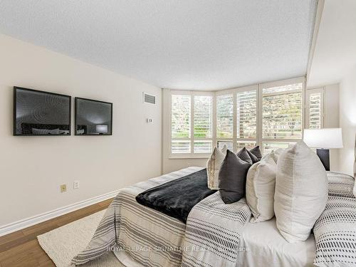 117-1210 Don Mills Rd, Toronto, ON - Indoor Photo Showing Living Room