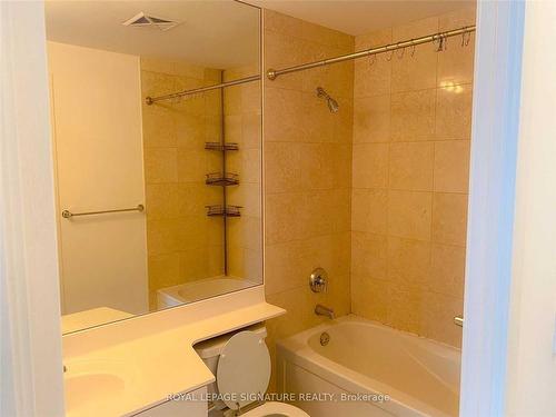 209-215 Fort York Blvd, Toronto, ON - Indoor Photo Showing Bathroom