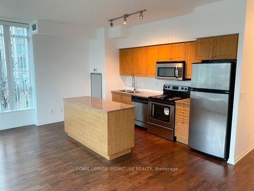 209-215 Fort York Blvd, Toronto, ON - Indoor Photo Showing Kitchen