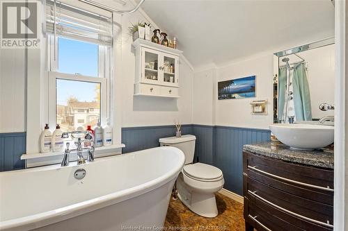 1349 Moy Avenue, Windsor, ON - Indoor Photo Showing Bathroom