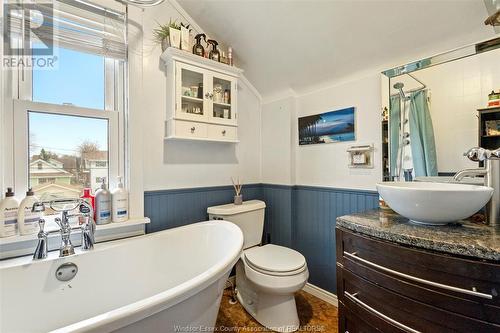 1349 Moy Avenue, Windsor, ON - Indoor Photo Showing Bathroom