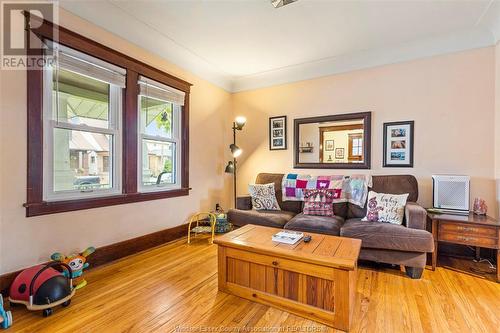 1349 Moy Avenue, Windsor, ON - Indoor Photo Showing Living Room