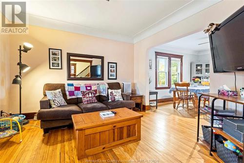 1349 Moy Avenue, Windsor, ON - Indoor Photo Showing Living Room