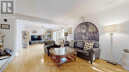 1842 Christopher Road, Mississauga, ON - Indoor Photo Showing Living Room