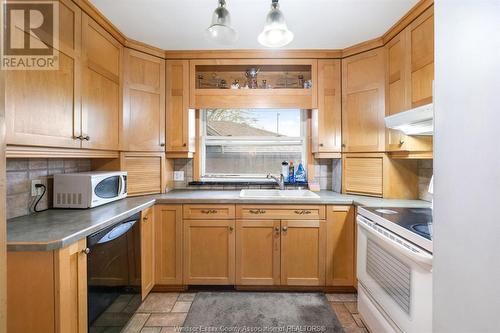 21 Johnson Avenue, Leamington, ON - Indoor Photo Showing Kitchen