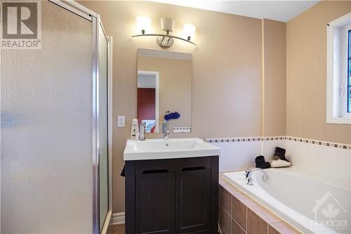 92 Carwood Circle, Ottawa, ON - Indoor Photo Showing Bathroom