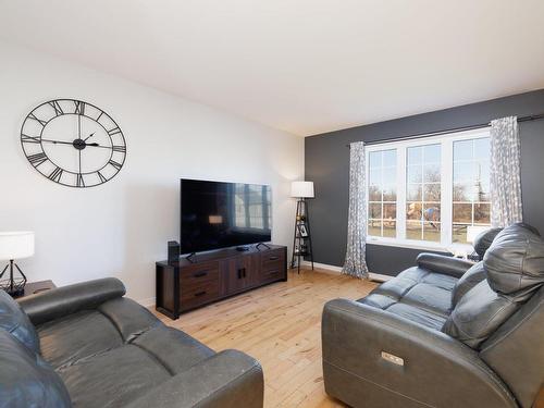 Living room - 24 Rue Wilfrid-Lalonde, Rigaud, QC - Indoor Photo Showing Living Room