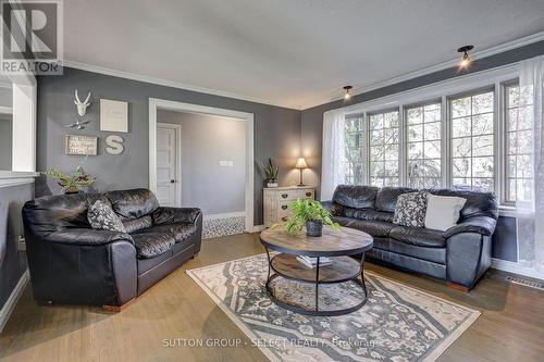 691 Algoma Avenue, London, ON - Indoor Photo Showing Living Room