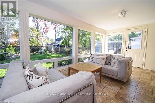 105 Glenwood Avenue, St. Catharines (457 - Old Glenridge), ON - Indoor Photo Showing Living Room