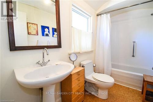 105 Glenwood Avenue, St. Catharines (457 - Old Glenridge), ON - Indoor Photo Showing Bathroom