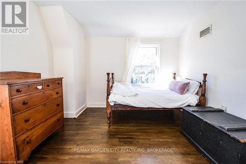 105 Glenwood Avenue, St. Catharines (457 - Old Glenridge), ON - Indoor Photo Showing Bedroom