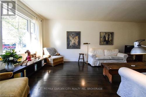 105 Glenwood Avenue, St. Catharines (457 - Old Glenridge), ON - Indoor Photo Showing Living Room