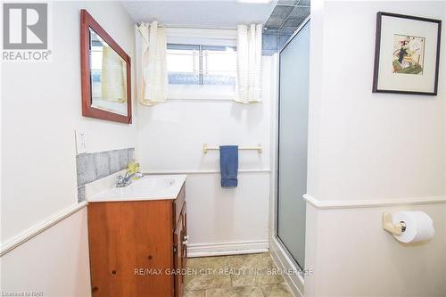 105 Glenwood Avenue, St. Catharines (457 - Old Glenridge), ON - Indoor Photo Showing Bathroom