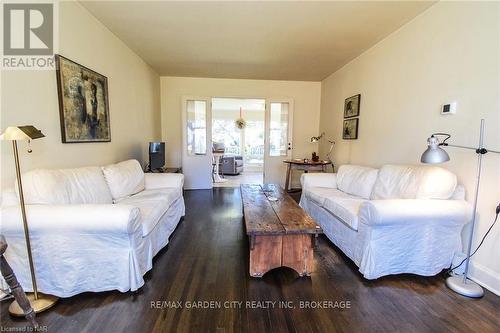 105 Glenwood Avenue, St. Catharines (457 - Old Glenridge), ON - Indoor Photo Showing Living Room