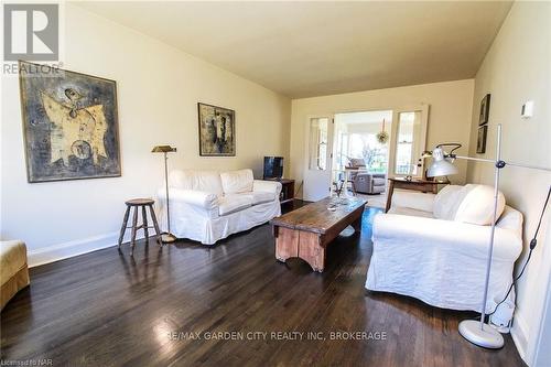 105 Glenwood Avenue, St. Catharines (457 - Old Glenridge), ON - Indoor Photo Showing Living Room