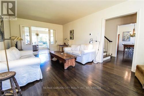 105 Glenwood Avenue, St. Catharines (457 - Old Glenridge), ON - Indoor Photo Showing Living Room