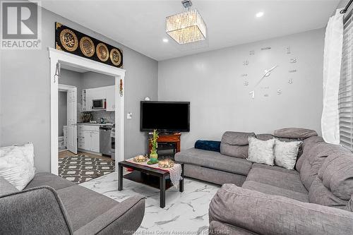 359 Gladstone Avenue, Windsor, ON - Indoor Photo Showing Living Room