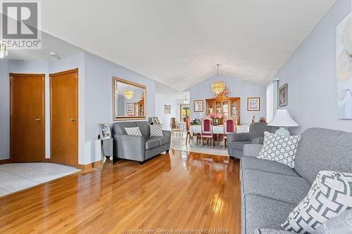 12561 Northfield Way, Tecumseh, ON - Indoor Photo Showing Living Room