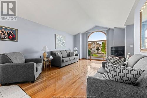 12561 Northfield Way, Tecumseh, ON - Indoor Photo Showing Living Room