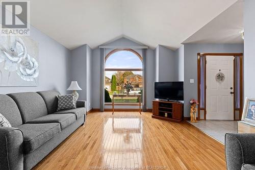 12561 Northfield Way, Tecumseh, ON - Indoor Photo Showing Living Room