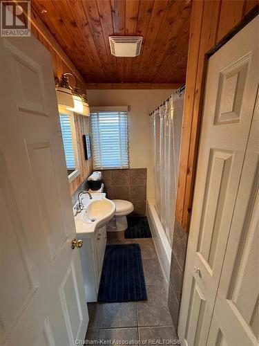 2244 Forest Avenue, Windsor, ON - Indoor Photo Showing Bathroom