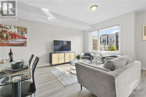 797 Mikinak Road, Ottawa, ON - Indoor Photo Showing Living Room