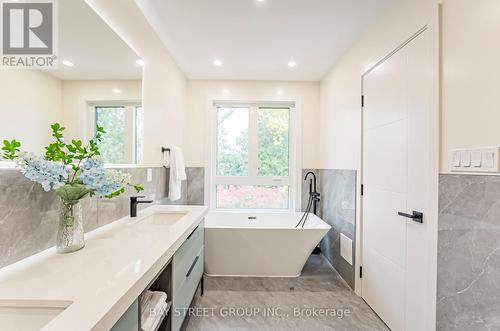 850 Cosburn Avenue, Toronto, ON - Indoor Photo Showing Bathroom