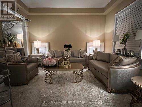 23 Finesse Court, Richmond Hill, ON - Indoor Photo Showing Living Room