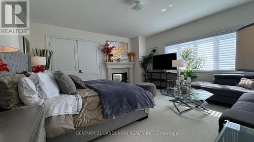 23 Finesse Court, Richmond Hill, ON - Indoor Photo Showing Living Room