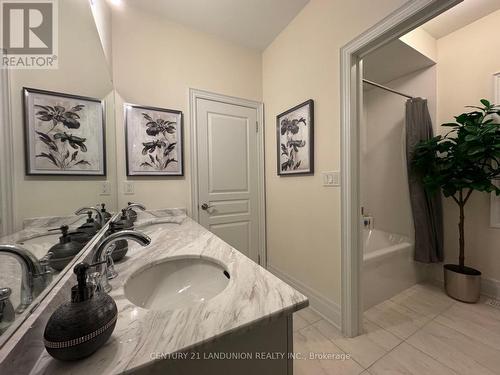 23 Finesse Court, Richmond Hill, ON - Indoor Photo Showing Bathroom