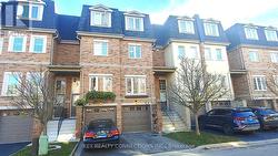 32 - 435 HENSALL CIRCLE  Mississauga, ON L5A 4P1