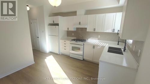 32 - 435 Hensall Circle, Mississauga, ON - Indoor Photo Showing Kitchen With Double Sink