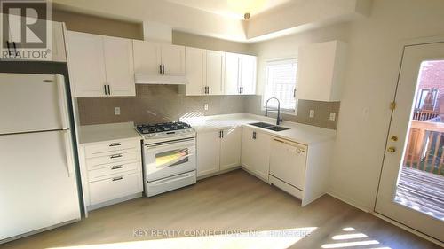 32 - 435 Hensall Circle, Mississauga, ON - Indoor Photo Showing Kitchen With Double Sink