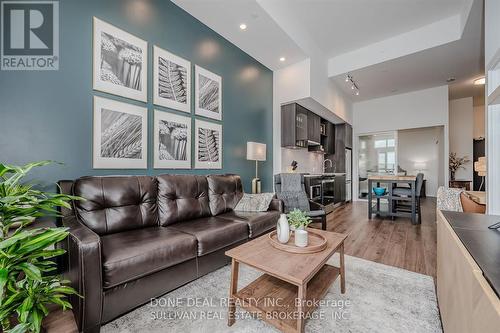 103 - 405 Dundas Street W, Oakville, ON - Indoor Photo Showing Living Room