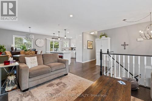 1041 Quaker Road, Pelham (662 - Fonthill), ON - Indoor Photo Showing Living Room