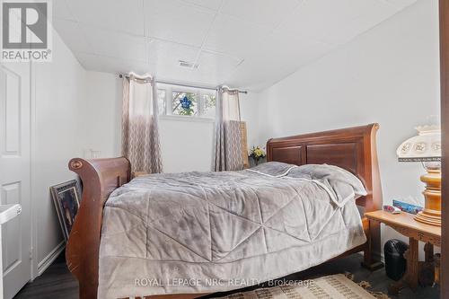 1041 Quaker Road, Pelham (662 - Fonthill), ON - Indoor Photo Showing Bedroom