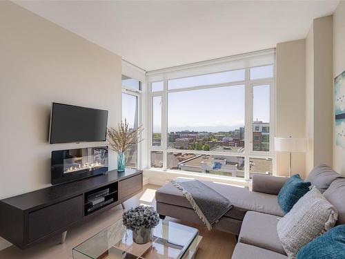 1407-728 Yates St, Victoria, BC - Indoor Photo Showing Living Room