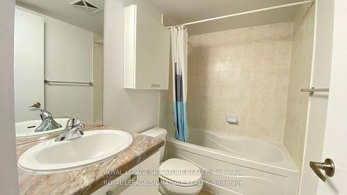 1105-38 Grenville St, Toronto, ON - Indoor Photo Showing Bathroom