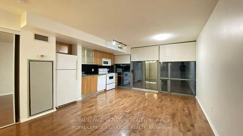 1105-38 Grenville St, Toronto, ON - Indoor Photo Showing Kitchen