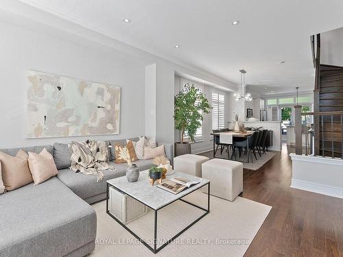 76 Lobo Mews, Toronto, ON - Indoor Photo Showing Living Room