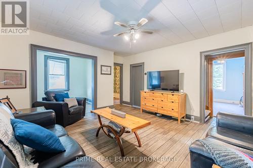 10701 Lamont Drive, Middlesex Centre (Komoka), ON - Indoor Photo Showing Living Room