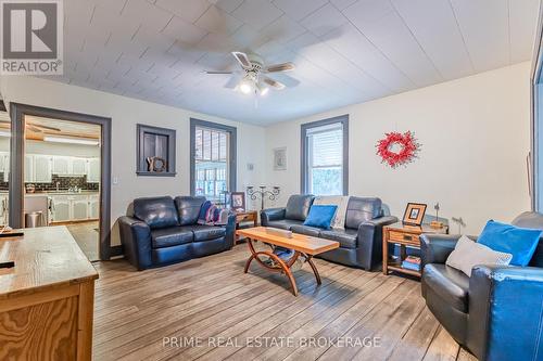 10701 Lamont Drive, Middlesex Centre (Komoka), ON - Indoor Photo Showing Living Room