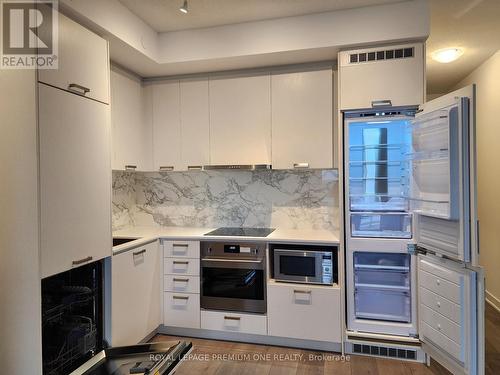 602 - 10 Honeycrisp Crescent, Vaughan, ON - Indoor Photo Showing Kitchen With Upgraded Kitchen