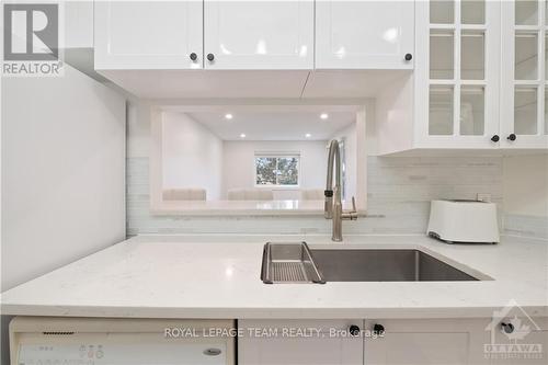 305 - 270 Brittany Drive, Ottawa, ON - Indoor Photo Showing Kitchen