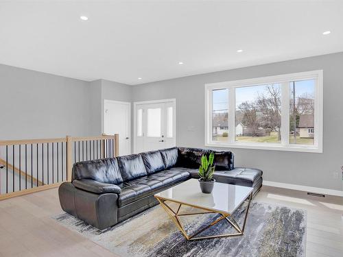 1825 Rosslyn Road, Thunder Bay, ON - Indoor Photo Showing Living Room