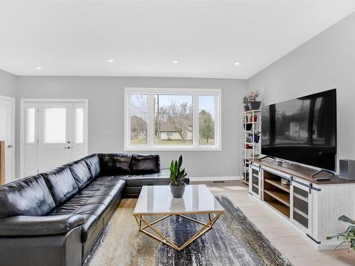 1825 Rosslyn Road, Thunder Bay, ON - Indoor Photo Showing Living Room